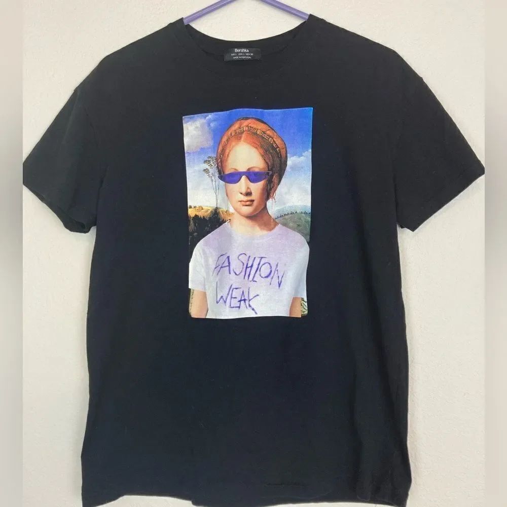 Bershka Artsy Graphic Modern T “ Fashion Weak”